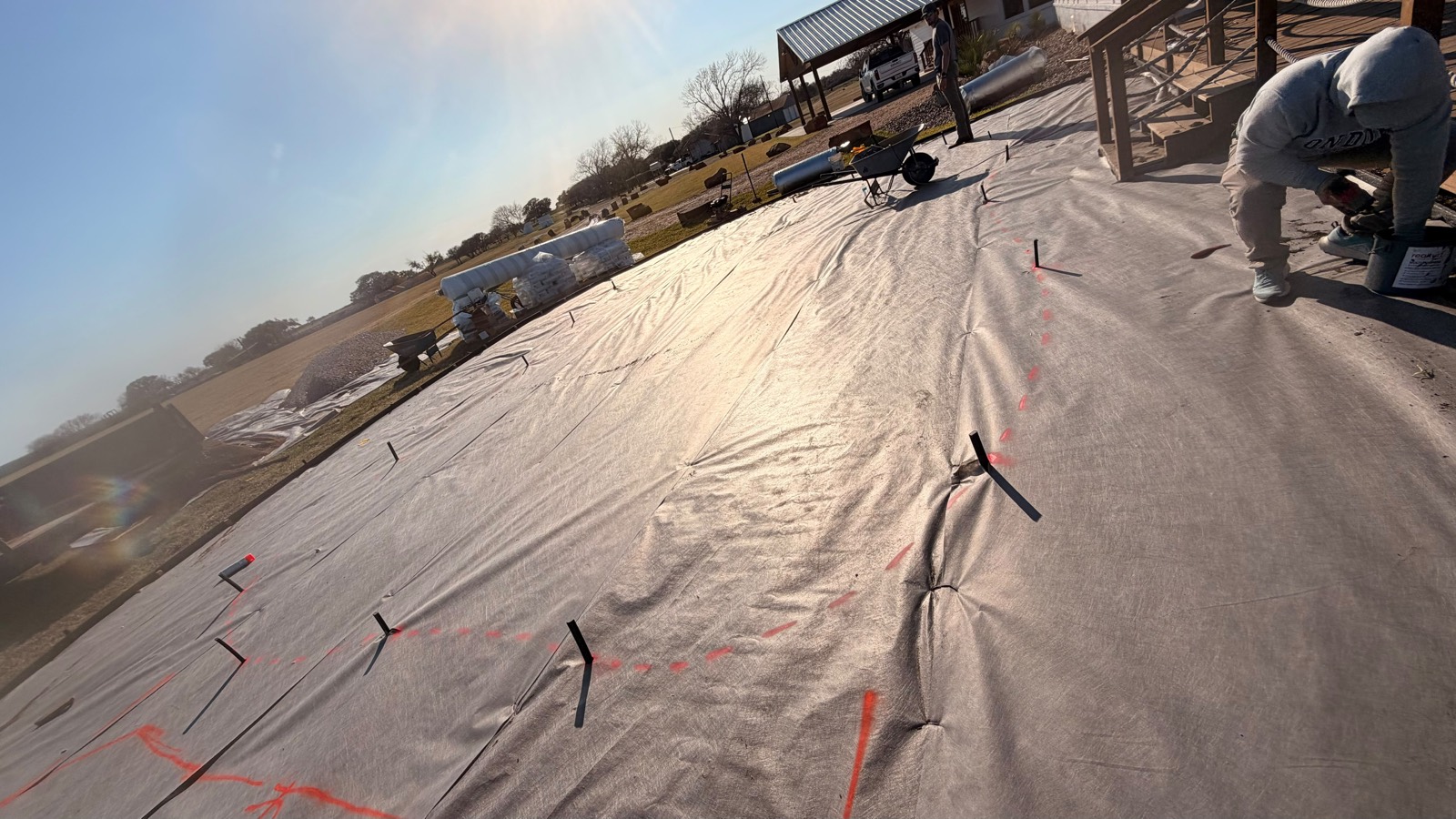 Instalación real de grama artificial — base preparada a mano en Houston
