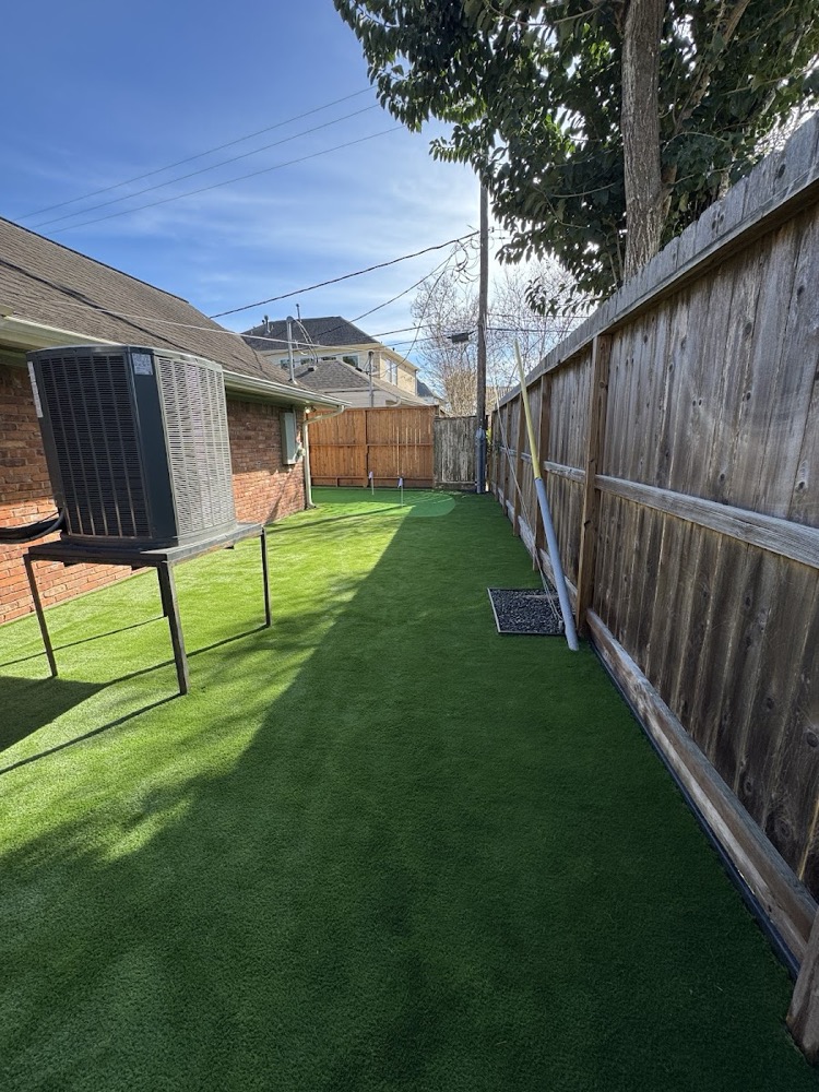 Putting green de grama artificial en patio trasero, Houston