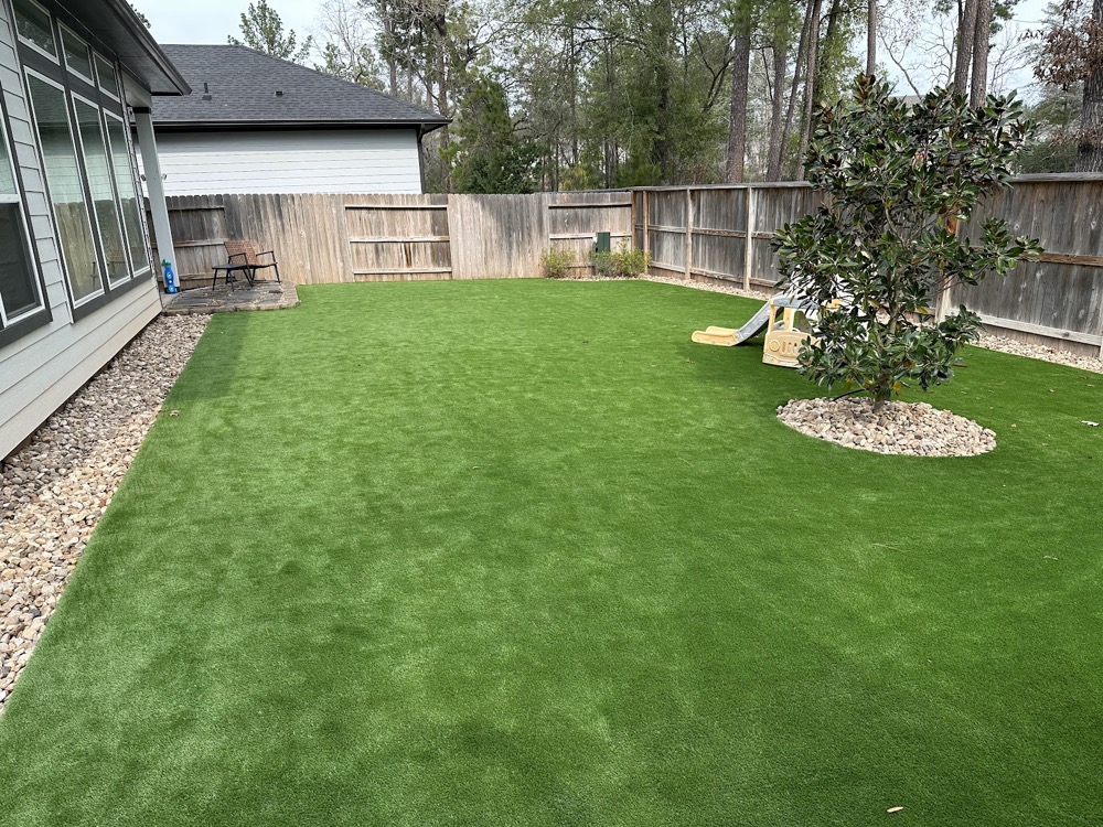 Jardín amplio de grama artificial con área de juegos para niños, Houston