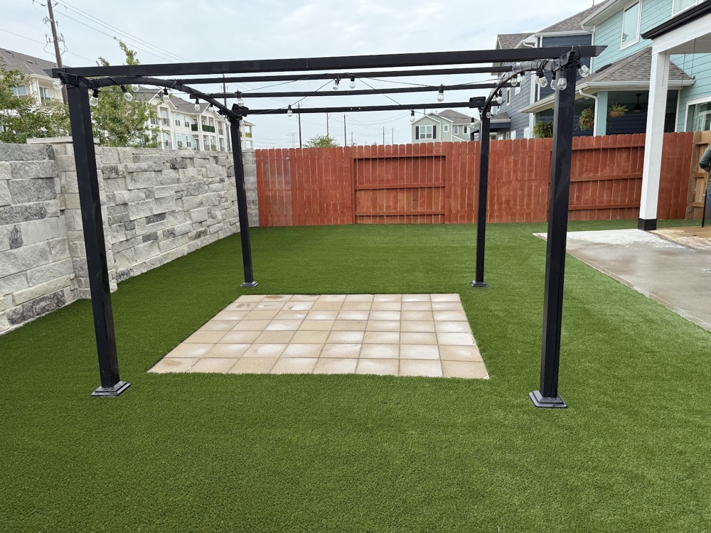 Grama artificial con pérgola y pavers, Houston
